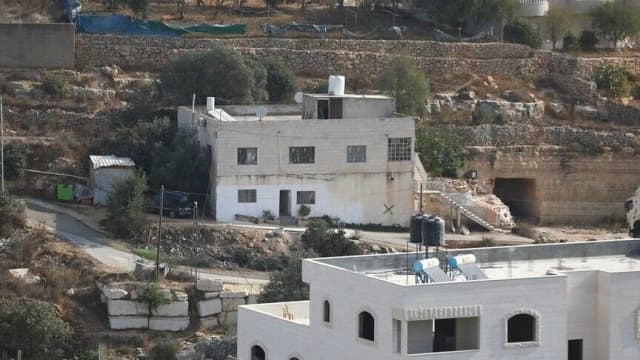 "داري حبيبتي".. فلسطينية تبكي منزلها أمام جرافات إسرائيل في الخليل