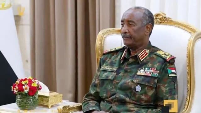 البرهان يبحث مع أمين عام الجامعة العربية تطورات الأوضاع بالسودان