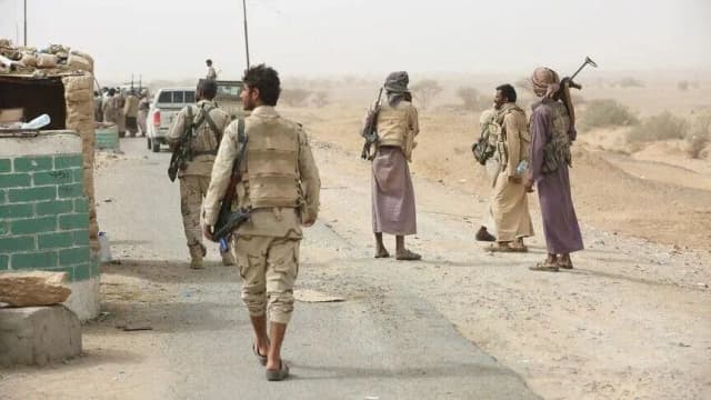 اليمن.. الجيش يخوض معارك "عنيفة" مع الحوثيين في تعز ويشن 12 غارة