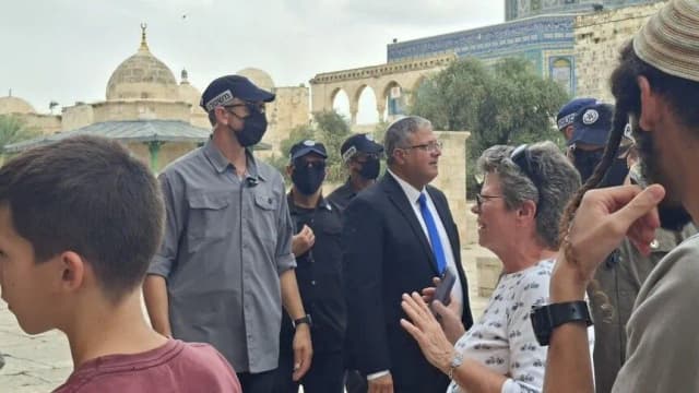 عشية الانتخابات.. بن غفير يقتحم الأقصى بحماية الشرطة