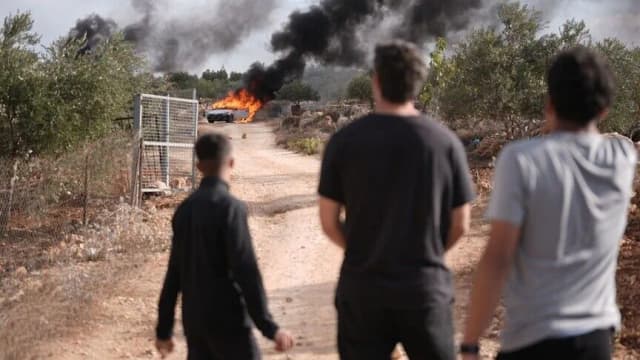 إرهاب المستوطنين.. إحراق 3 مركبات فلسطينية غربي رام الله