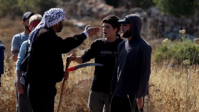 إصابة 3 فلسطينيين ومتضامنين أجنبيين بهجوم مستوطنين جنوبي الضفة