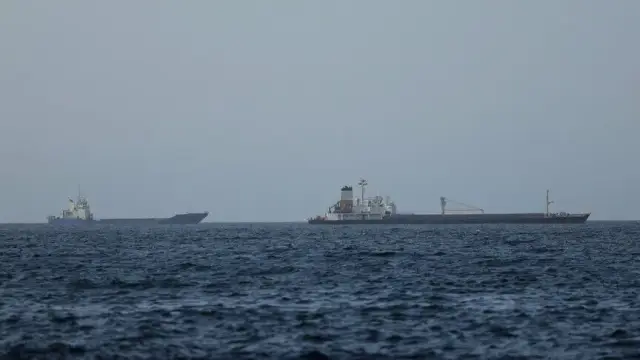 اندلاع حريق بسفينة في مضيق هرمز ومصير الطاقم مجهول