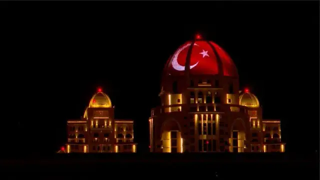 معالم الدوحة تتزين بألوان العلم التركي بمناسبة عيد الجمهورية