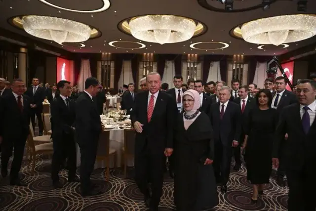 أردوغان يقيم مأدبة عشاء رسمية لقادة الدول التركية