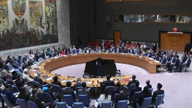 اليمن يطالب مجلس الأمن بإجراء رادع لوقف اعتداءات الحوثي على مطار عدن