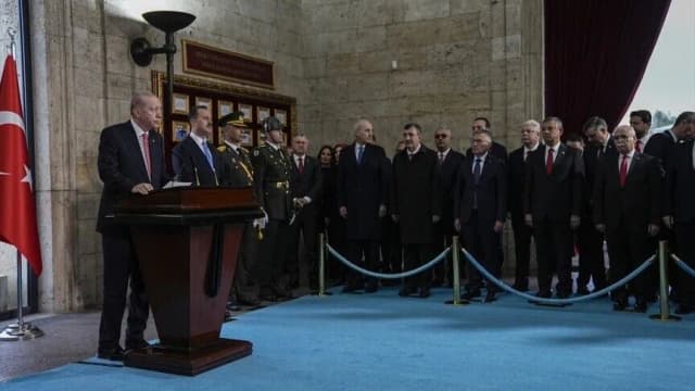 بعيد الجمهورية.. أردوغان يرتدي ربطة عنق تحمل رسوما للمقاتلة الوطنية "قآن"