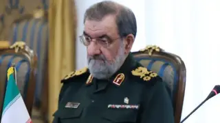 رضائي: لم يُتخذ أي قرار جديد بشأن تغيير العقيدة النووية الإيرانية