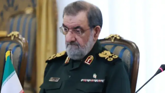 رضائي: لم يُتخذ أي قرار جديد بشأن تغيير العقيدة النووية الإيرانية