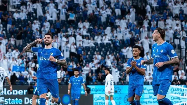 قدم.. الهلال يستعيد صدارة الدوري السعودي بثنائية في شباك الفتح