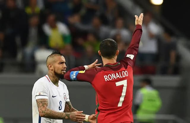 نجم برشلونة السابق فيدال يفتح النار على مدرب البرتغال: يجب أن نحمي رونالدو