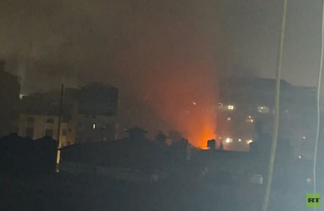 مراسلنا: 5 قتلى على الأقل بقصف إسرائيلي استهدف مبنى سكنيا غرب غزة
