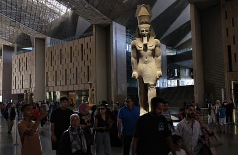 سيئول تدخل الإرشاد الصوتي الكوري إلى "الهرم الثقافي": المتحف المصري الكبير يستقبل الزوار بلغتهم