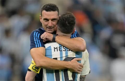 "5 ملاعب لن تكفي لجماهيره".. سكالوني يعلق على وداعية ميسي (فيديو)