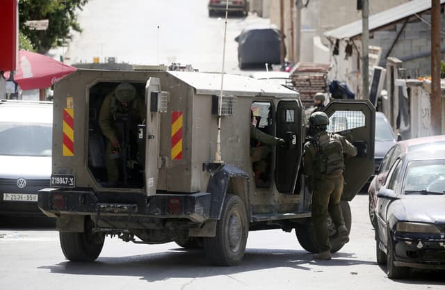 جنود إسرائيليون يقتلون مواطنا فلسطينيا في الخليل ويلتقطون "سيلفي" مع جثته
