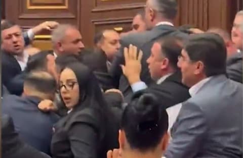 ثلاث مشاجرات جماعية بين النواب تحول البرلمان الأرميني إلى ساحة قتال