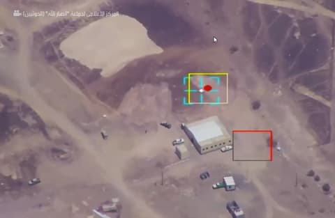 الحوثيون ينشرون مشاهد لاستهداف "تحشيدات عسكرية" في رأس العارة بـ"صواريخ باليستية"