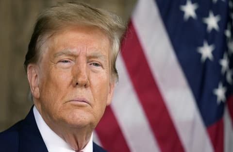 "الطاعون البرتقالي وملك الظلم العاري".. عرض تمثال ساخر لترامب مقر البرلمان الأوروبي ـ صور