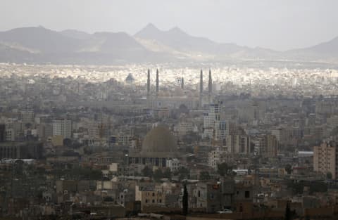 شركة النفط اليمنية تؤكد خلو المنشآت المستهدفة من قبل التحالف من أي مواد نفطية