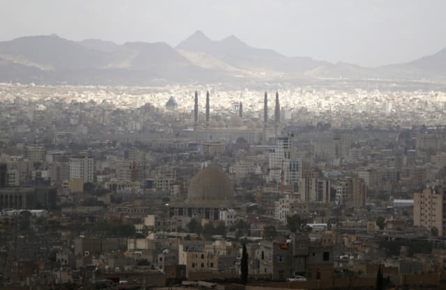 شركة النفط اليمنية تؤكد خلو المنشآت المستهدفة من قبل التحالف من أي مواد نفطية