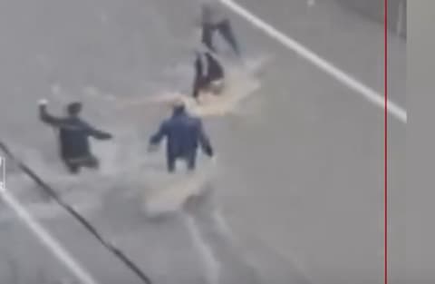المارّة ينقذون سيدة جرفتها مياه السيول في مدينة إسطنبول