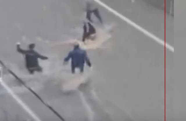 المارّة ينقذون سيدة جرفتها مياه السيول في مدينة إسطنبول