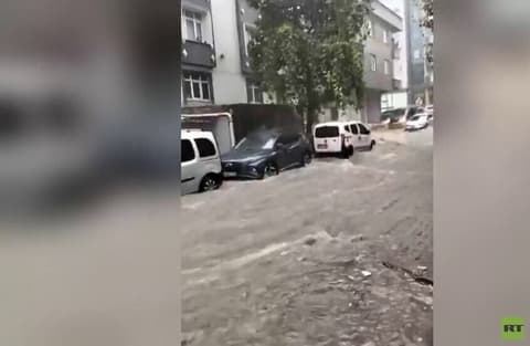 شاهد السيول الجارفة تحول شوارع إسطنبول إلى أنهار وتجرف السيارات