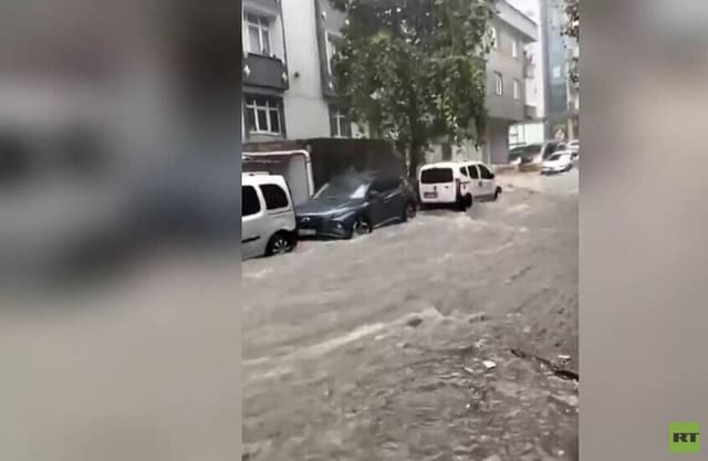 شاهد السيول الجارفة تحول شوارع إسطنبول إلى أنهار وتجرف السيارات