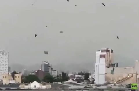 مشاهد لدمار وتطاير الأسطح جراء إعصار نادر يضرب العاصمة التشيلية