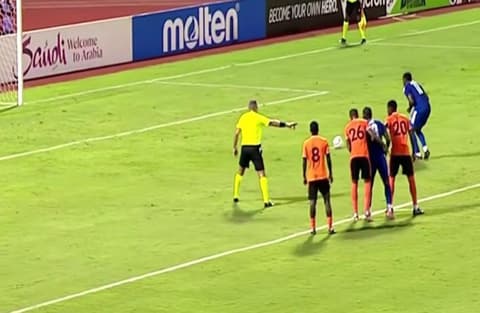 نهاية كارثية.. لاعب جامايكي يبتكر طريقة غريبة لتنفيذ ركلة جزاء