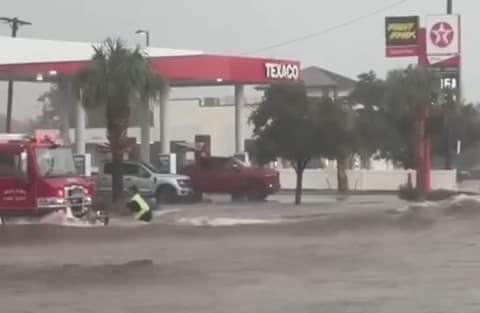 سيول عارمة وإغلاق طرق واسع في غرب تكساس