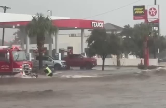 سيول عارمة وإغلاق طرق واسع في غرب تكساس