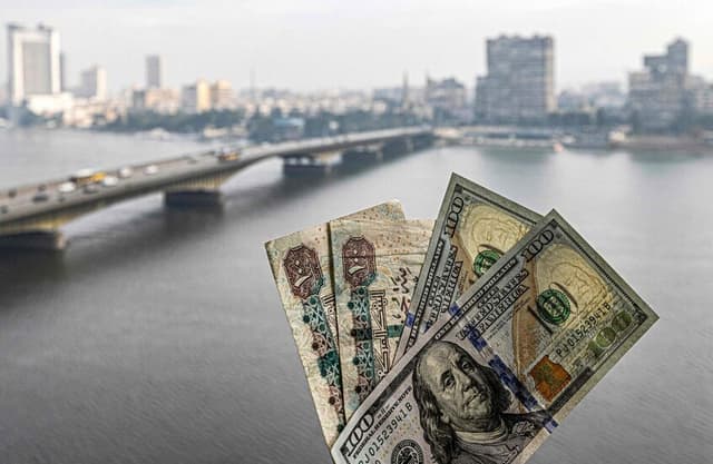 ضربة قوية لسوق الدولار السوداء في مصر