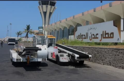 صاروخان يصيبان مطار عدن والتحالف السعودي يعترض صاروخا متجها إلى ينبع