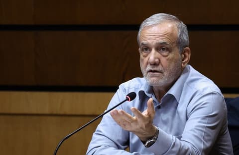 الرئيس الإيراني يعتبر "تحالف مكة" خطوة إلى الأمام ويعلن استعداد بلاده للانضمام إليه