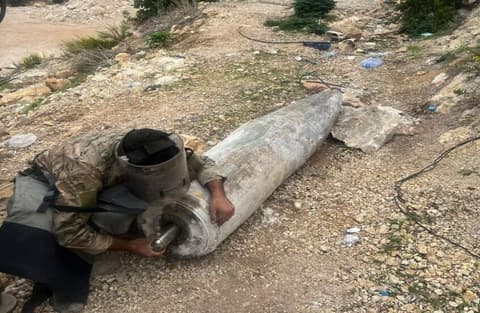 تفكيك ذخائر إسرائيلية غير منفجرة في جنوب لبنان ونقلها إلى مكان آمن للتخلص منها