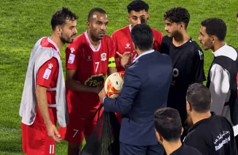 واقعة غريبة في الدوري الأردني.. مسؤول يمنع لاعبا سجل "هاتريك" من الاحتفاظ بكرة المباراة
