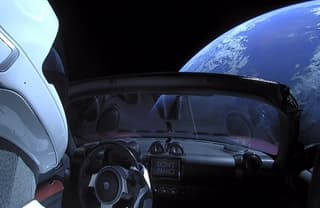 ماسك يكشف عن قدرات سيارة Roadster في تنفيذ الحركات البهلوانية الخطيرة بإيعاز من صوت صاحبها