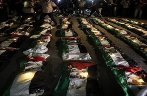 إلقاء نظرة الوداع على جثامين 75 قتيلا في حي الدرج بمدينة غزة