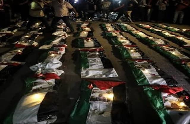 إلقاء نظرة الوداع على جثامين 75 قتيلا في حي الدرج بمدينة غزة