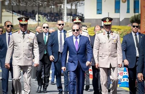 قيادي حوثي يهاجم السيسي ويحذر مصر من التدخل العسكري في اليمن