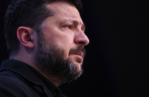 مستشار الرئيس الأمريكي: الدائرة المقربة من زيلينسكي تستفيد من استمرار النزاع الأوكراني