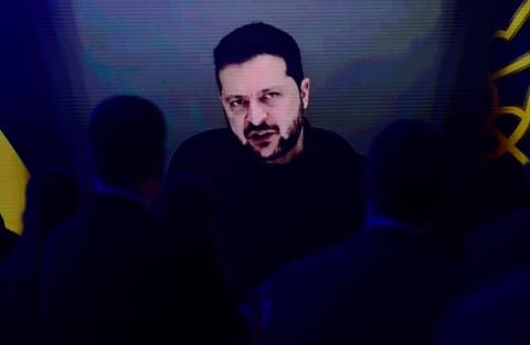 فولودين: زيلينسكي شد الخناق على رقبة الأوكرانيين وأجيال عديدة ستسدد الديون للغرب