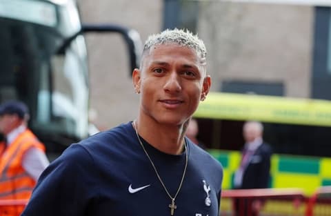 لاعب كرة قدم في المنتخب البرازيلي يتهم بولسونارو بالاستيلاء غير القانوني على جزيرة