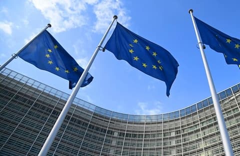 المفوضية الأوروبية تتمسك بالتخلي عن الطاقة الروسية بعكس المساعي الأمريكية للتسوية