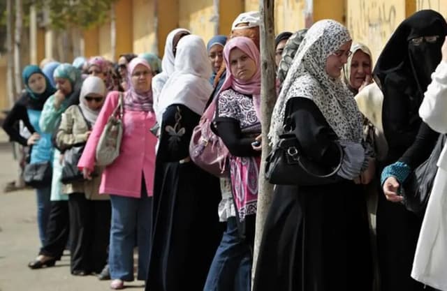 أزمة في مصر بسبب "تعري المرأة".. وعبد الله رشدي يرد