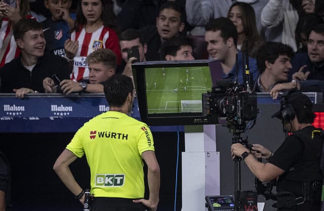 "فضيحة" قبل الكلاسيكو.. تلفزيون ريال مدريد يتهم لاعبي برشلونة بالتدخل في قرارات التحكيم
