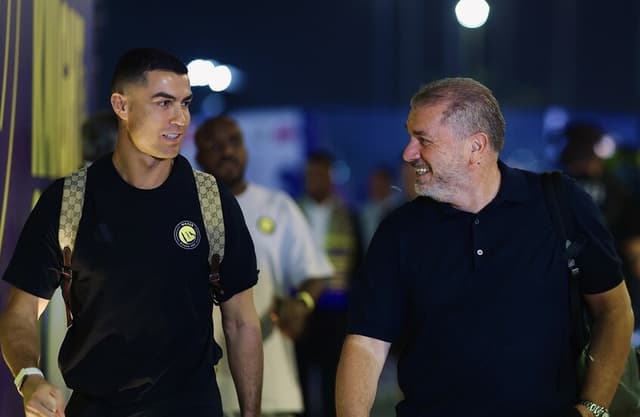 فتاة تلفت أنظار رونالدو قبل مباراة النصر ونيوم (فيديو)
