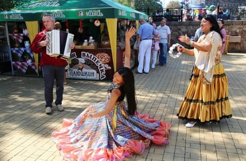 مجموعة من الغجر تهاجم مكتب التجنيد في أوديسا بالحجارة.. ما السبب؟