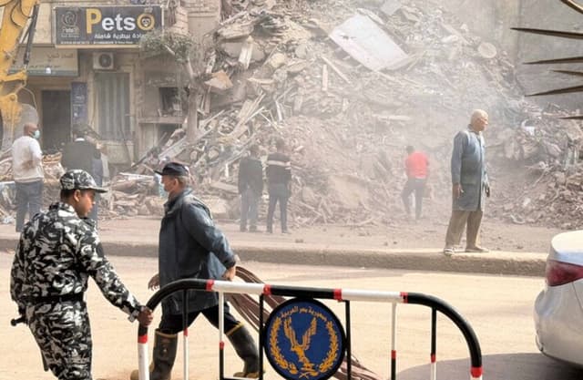 انتشال جثمان سيدة من تحت أنقاض مبنى الإسكندرية المنهار والبحث جار عن آخرين